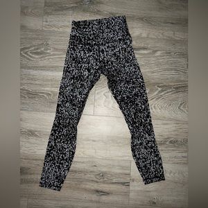 - LULULEMON SIZE 4 aligns EUC